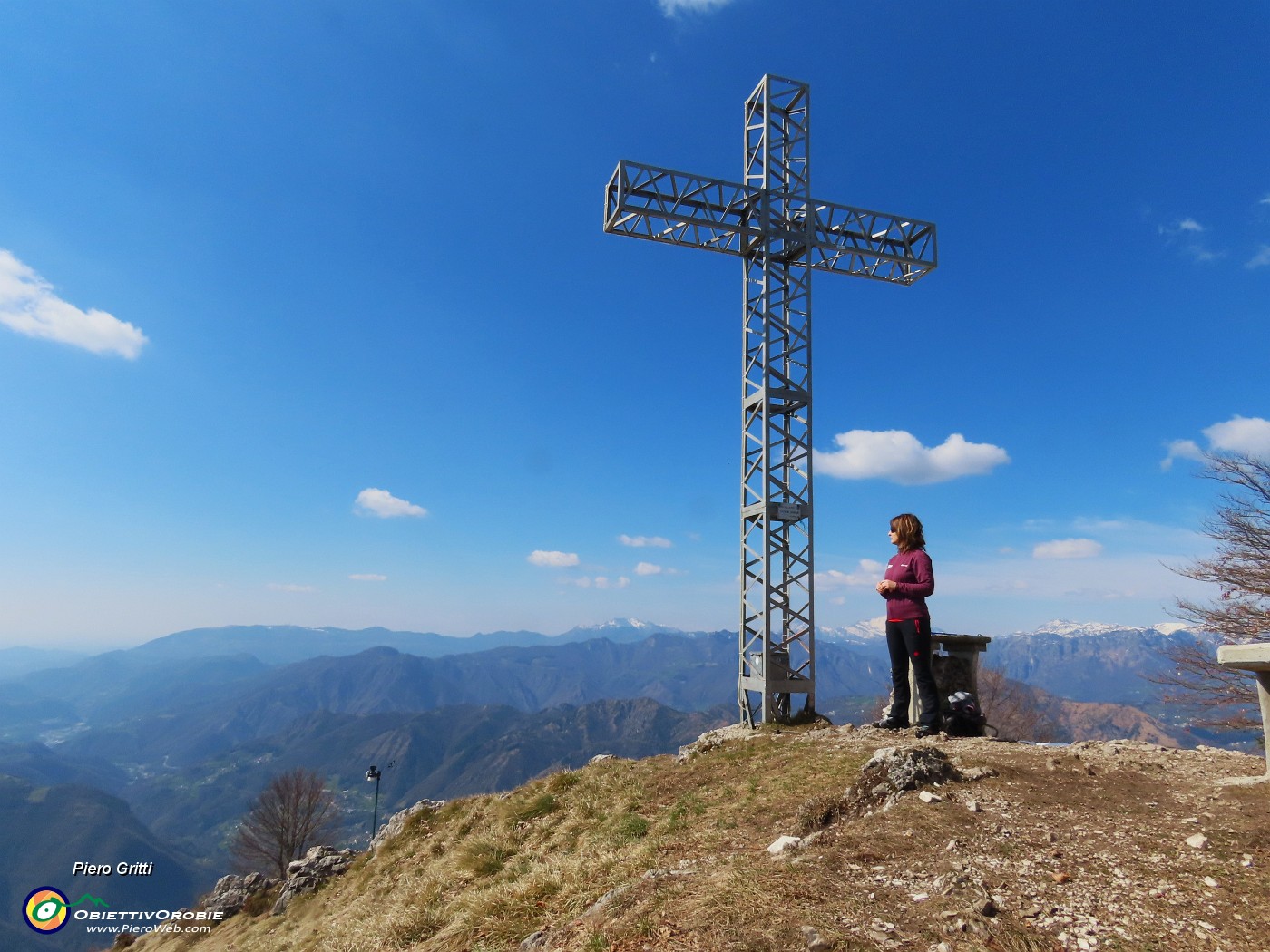55 Alla croce di vetta del Suchello (1541 m).JPG